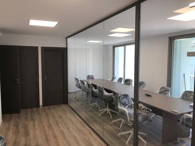 Salle de réunion vitrée réalisée par TG2A
