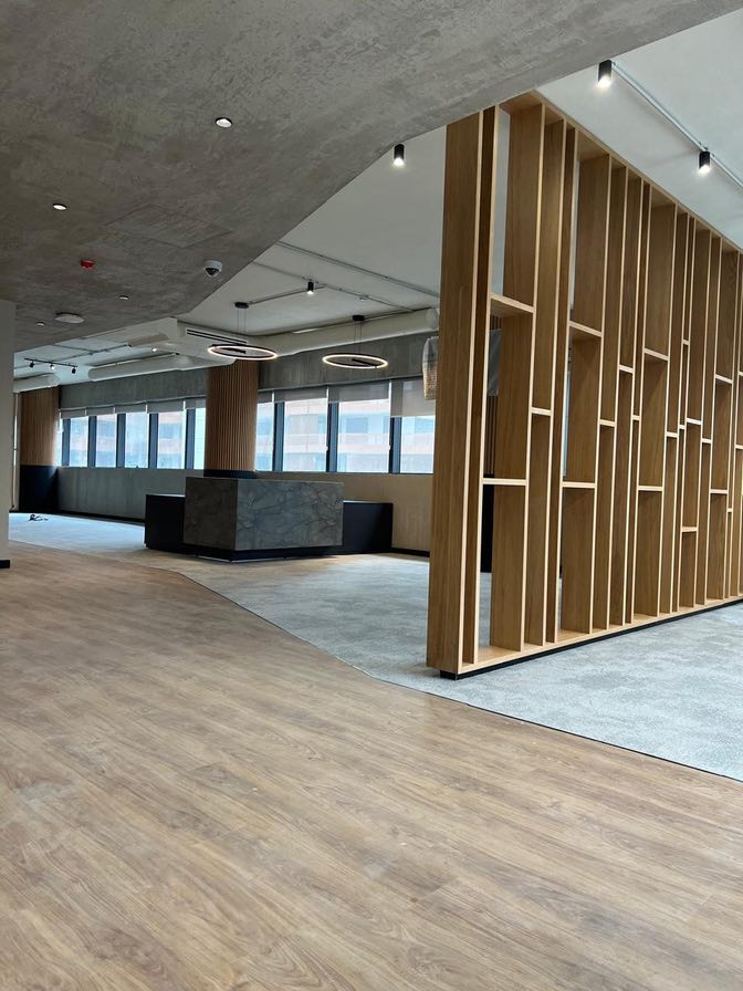 Front de rangements et menuiserie sur mesure dans un couloir de bureaux, réalisation TG2A 23